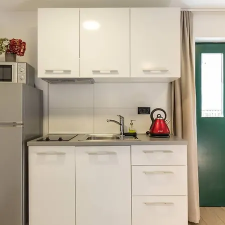 Perfectly Located With Balcony شقة سبليت