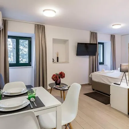 Perfectly Located With Balcony شقة سبليت