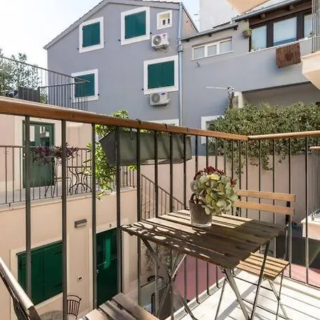 Perfectly Located With Balcony شقة *
