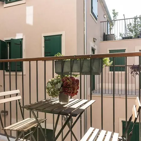 Perfectly Located With Balcony شقة